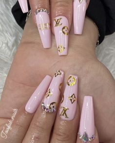 Branded Nails Designs, Brand Nails Designs, Lv Design Nails, Louis Vuitton Nails Acrylic, Nails With Louis Vuitton Design, Lv Nails, Designer Nail Designs Lv, Lv Nails Louis Vuitton, Lv Nails Louis Vuitton Pink