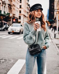 Cute mint sweater with blue jeans. Nyc Street Style Winter, Cabby Hat, Mode Shoes, Mode Tips, Nyc Street Style, Stil Boho, Blazer Outfit, Cute Winter Outfits, Valentine's Day Outfit