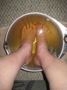 Homemade Foot Soaks, Sleepytime Tea, Diy Foot Soak, Pedicure At Home, Athletes Foot, Foot Soak, Juicing For Health, Wife Life, Beauty Spa