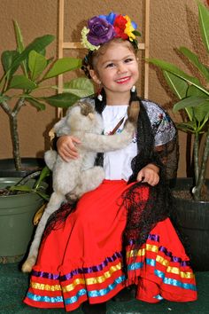 Halloween costume 2013 Frida Kahlo and her monkey Freida Kahlo, Monkey Costume, Monkey Costumes, Kids Fashion Blog, Fiesta Theme Party, Mexican Outfit, T Baby, Mexican Dresses, Baby Costumes