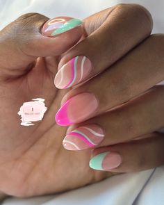 There's a new beauty trend taking over Instagram and it's absolutely stunning. Say hello to quartz nails. Pride Nails, Teen Nails, Quartz Nails, Teal Nails, Nails Art Ideas, Pink Gel Nails, Spring Acrylic Nails, Subtle Nails