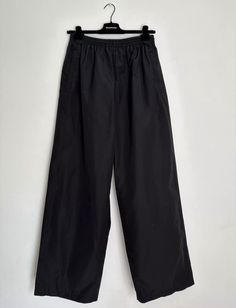 Authentic BALENCIAGA 2024 Tracksuit Pants Black Techno Poplin Unisex Size S Made in Italy! Waist-14,5’’-18’’(37-46cm) Inseam-31’’(79cm) Length-45,5’’(116cm) Bottom leg width-12’’(30cm) Tracksuit Pants, Brands Outlet, Pants Black, Black Pants, Balenciaga, Active Wear, In Italy, Mens Accessories, Mens Outfits