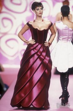 #Valentino #Fall1991Couture #Fashionshow #Supermodels90s Vintage Runway Fashion, Modern Vintage Fashion, Runway Dresses