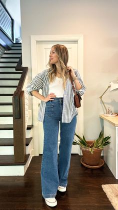 Wide Leg Jeans Button Down Shirt, Flare High Waisted Jeans Outfits, Ootd Jeans High Waist, Wide Leg Jeans Outfit Casual Sneakers, Wide Leg Jeans With Oversized Shirt, Wide Leg With Sneakers, Sneakers With Wide Leg Pants, Widelegjeans Outfit Aesthetic, Wide Leg Pants Outfit Sneakers