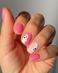 Short Nail Designs Halloween Easy, Fun Engagement Nails Ideas, Pink Ghost Nails Short, Cute Ghost Nails Short, Girly Ghost Nails, Gel Manicure Halloween, Gel Mani Short Nails Halloween, Pink Ghosts Nails, Pink Ghost Nails Acrylic