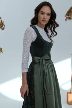 Endlich wieder Wiesn. Die schönsten Dirndl für die Volksfest-Saison und die Wiesn 2022. Dirndl Outfit, Dirndl Dress, Darling Dress, Clothing Photography, 50s Dresses