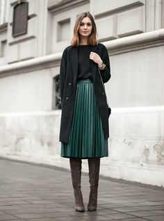 Hoge laarzen met midirok Outfit Elegantes, Boating Outfit, Mode Casual, Outfit Trends, Midi Skirts