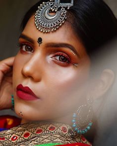 Fashion Photography Makeup, Navratri Content Ideas, Garba Shoot Ideas, Bindi Idea For Navratri, Navratri Photo Shoot Ideas, Navratri Makeup Look Ideas Indian, Eye Makeup For Navratri, Navratri Makeup Ideas, Navratri Garba Makeup Look