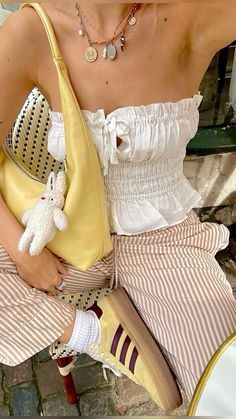 Beige Jeans Outfit Aesthetic, Yellow Outfit Ideas, Samba Outfit Ideas, Adidas Samba Outfits, Samba White, Samba Outfits, Platform Tennis Shoes, Jean Beige, Adidas Og