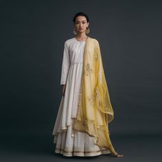 For the brides who want to go for something light and comfortable for thier haldi and mehendi ceremony, Here are some trending outfits to go for! #minimaloutfits #minimalhaldioutfit #minimalmehendioutfit #cottonoutfits #kurtis #palazzosuits #shararadesigns #cottonsharara #pakistanibride #cottonsuits #printedsuits #indowesternoutfits #cottonlehenga #lightbridalwear #cottonsaree Diwali Outfits, Yellow Lehenga