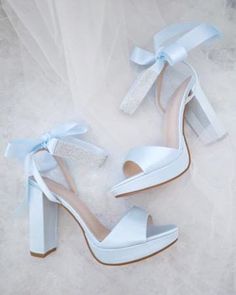 Ein Klassiker und Eleganz aller Zeiten mit der Einfachheit der satin-Block-Heels-Sandale mit Reihen von funkelnden Strasssteinen Riemen für einen süßen und romantischen Look geschmückt. Perfekt für Bräute, Brautjungfern, Abschlussballabende, Verabredungen und auf jeden Fall ein Hingucker bei besonderen Anlässen. Die hellblaue Farbe lässt dein süsses leicht blau sein. DETAILS: ABSATZ: 4 Zoll FARBEN ERHÄLTLICH: Elfenbein, Weiß, Hellblau, Champagner und Schwarz UPPER: Synthetik Obermaterial und Fut Light Blue Things, Dusty Blue Heels, White Bridal Heels, Light Blue Wedding Shoes, Quince Heels, Blue Platform Heels, Light Blue Heels, Pageant Shoes, Wedding Shoes Bridesmaid