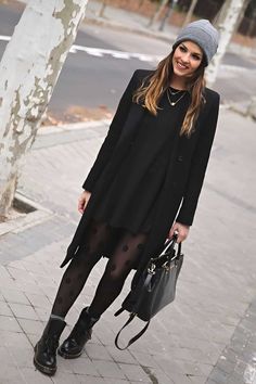 T Shirt Dress In Winter, Doc Outfits, Outfits Timeless, Doctor Martens, Trendy Taste, Stile Casual Chic, Doc Martens Outfit, Sweater Dress Outfit, Casual Chique