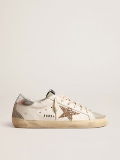 GWF00102.F004664-10417 1 200 × 1 600 pixels Gold Star Shoes, Golden Goose Gold Glitter, Super Star Golden Goose, Golden Goose Gold Star, Golden Goose Glitter Sneakers, Cool Sneakers Women, Gold Golden Goose, Sneakers With Stars