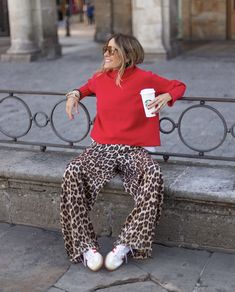 Outfits Bogota, Leopard Print Pants Outfit, Layering Street Style, Mum Style, Style Désinvolte Chic, Leopard Outfits, Print Pant, Blogger Street Style, Leopard Pants