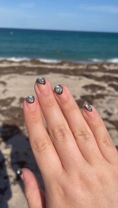 Simple Gel Polish Natural Abalone Shell and Mother of Pearl Mermaid Core Ocean Nails with Matte Coat and Chrome Powder Mother Pearl Nails, Matte Pearl Nails, Abalone Nails, Simple Gel Polish, Mother Of Pearl Nails, Pearl Wedding Nails, Taupe Nails Designs, Bridesmaid Nails, Gem Nail Designs