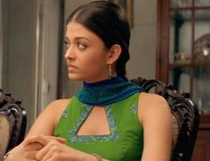 Aishwarya Rai in Bride & Prejudice Aishwarya Rai Desi Outfits, Bride And Prejudice Aishwarya Rai, Aishwarya Rai Yellow Saree Look, Aishwarya Rai Traditional, Salwar Suit Neck Designs, Aishwarya Rai New Movie, Bride And Prejudice, Girls Night Dress