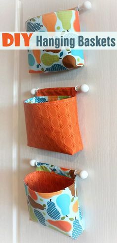 Hanging Fabric Baskets Or Pockets Tutorial Sewing Desk, Hanging Fabric, Costura Diy, Hanging Organizer, Sewing Rooms, Fabric Baskets, Diy Couture, Craft Storage