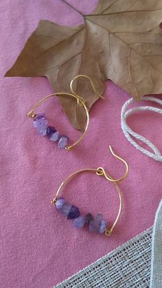 Bellos pendientres de amatista, regalo ideal para el 6to aniversario, pendientes originales para mujer Beaded Earring Diy, Home Made Earrings, Crystal Bead Earrings, Gemstones Earrings, Raw Crystal Earrings, Diy Earrings Easy, Earrings Diy Handmade, Diy Wire Earrings