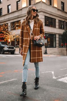 Women Combat Boots Outfit, Free People Sweater Outfit, Combat Boots Street Style, Beige Sweater Outfit, Fall Coat Outfit, Boots Street Style