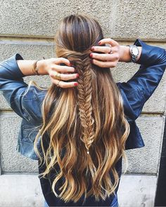 Fishbone Hairstyle, Media Cola, Thanksgiving Hairstyles, Fishtail Hairstyles, Simple Hairstyles, Peinados Fáciles Para Cabello Corto, Foto Tips, Hairstyles For Medium Length Hair, Go To Work