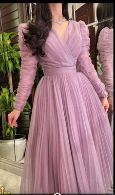 Elegantes Party Outfit, Party Wear Gowns, Simple Frock Design, Long Frock Designs, Simple Frocks, Simple Gowns, Gowns Dresses Elegant, Fancy Dresses Long, Party Inspo