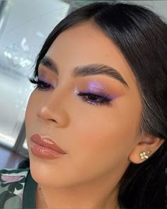 Purple Xv Makeup, Lavander Makeup Look, Make Up Purple Eyes, Maquillaje Color Lila Natural, Quinceanera Makeup Purple, Purple Prom Makeup Looks, Purple Quince Makeup, Makeup For Purple Dress, Purple Dress Makeup