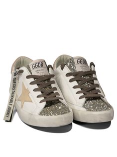 Golden Goose's "Super-Star Classic" sneakers are the epitome of casual chic style. Perfect for the woman who loves to stand out with a casual yet still refined look, these sneakers combine comfort and glamour in a unique way. The iconic design is enhanced by exclusive details that catch the eye with every step. || - Worn effect - Perforated detailing - Glitter detailing - Distinctive side star appliqué - Side logo print - Logo appliqué on tongue - Contrasting heel reinforcement with logo - Round Stile Casual Chic, Polyethylene Terephthalate, Pink Sneakers, Sneakers For Women, Leather Cap, Super Star, Boot Pumps, Classic Sneakers, Casual Chic Style