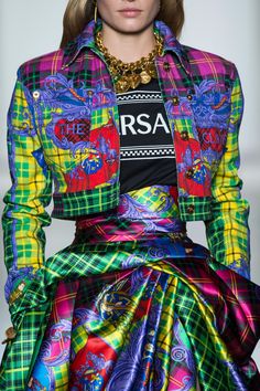 Street Fashion Colorful, Weird Fashion Outfits, Maximalist Fashion, 2018 Runway, Decor Objects, Versace Fashion, Weird Fashion, Handmade Decor, 2018 Fashion