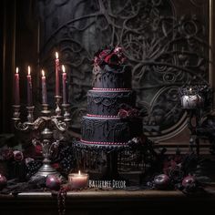 Victorian Gothic birthday cake in black and burgundy. Vampire Wedding Cake, Black And Burgundy Wedding Cake, Birthday Cake In Black, Black And Red Wedding Cake, Tvd Party, Vampire Christmas, Dark Cakes, Emo Wedding, Gothic Cakes