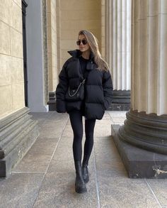 Outfit inspo trend neutral Parisian minimalist minimal street wear winter ideas La Winter Outfits Casual, Nyc Street Fashion Winter, Mode Monochrome, Mode Gossip Girl, Looks Street Style, Outfit Inspo Fall