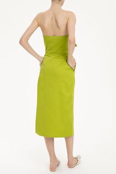 DescriptionThink about effortlessly chic pieces to wear day and night like this Solid Strapless Midi Dress With Double Knot with pockets. Style the Solid Strapless Midi Dress With Double Knot with sandals and woven tote al mare. Items in the FINAL SALE category cannot be cancelled or returned. Product detailsStrapless, Double Knot, Midi, Pockets, Open Front ColorGreen Composition97% COTTON 3% SPANDEX Model measurementsHeight: 180 cm (5'11") / Bust: 82 cm (32.3") / Waist: 60 cm (23.6") / Hips: 92 Chic Beach Midi Dress With Straight Neckline, Chic Midi Dress With Straight Neckline For Beach, Chic Straight Neckline Midi Dress For Beach, Green Midi Dress With Pockets For Beach, Green Midi Dress With Pockets For The Beach, Chic Green Strapless Midi Dress, Green Summer Midi Dress With Pockets, Strapless Summer Dresses With Pockets, Elegant Beach Midi Dress With Pockets