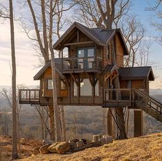 a tree house built into the side of a hill