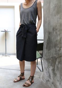 Love the skirt with pockets and the strappy flat sandals. tank is too low cut for me but i like the idea of it Summer Work Outfits, Work Style, Funky Fashion, Gray Tank, Outfit Casual, Look Chic, Outfits Casuales