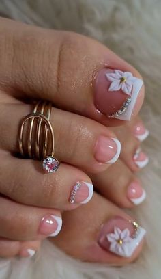 French Tip Pedicure With Flower Design, Nail Design For Feet Toenails, French Toes With Flower, Feet Nail Design Ideas, Toes Pedicure Ideas, French Toe Nails Pedicures, French Tip Toe Nails With Design, French Tip Toes With Flower, Toe Nail Designs White