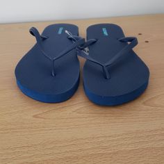 Old Navy Flip Flop Woman's Size 10. Condition New Thanks For Looking. Old Navy Slippers, Slipper Shoes Women, Old Navy Flip Flops, Bear Slippers, Black Slippers, Summer Flip Flops, Moccasins Slippers, Slippers Cozy, Navy Shoes