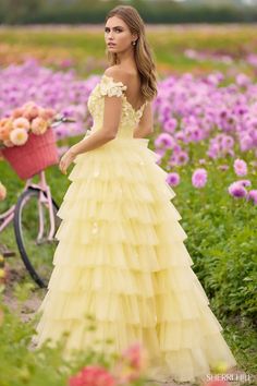 Elegant Yellow Dress For Debutante Ball, Yellow Fitted Dress For Debutante Ball, Fitted Yellow Dress For Debutante Ball, Light Yellow Prom Dress, Yellow Gowns, Yellow Prom Dress, Yellow Prom, Tulle Ballgown, Tulle Balls