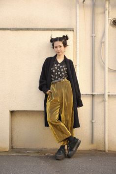 [Street Style] あわつまい | Sangenjaya (Tokyo) « DROPTOKYO <button class="Button Module borderless hasText vaseButton" type="button"> <span class="buttonText"> More </span> </button> Goth Outfit, Tokyo Street Style, Tokyo Street, Neue Outfits, Looks Street Style, Tokyo Fashion, Vintage Winter, Japanese Street Fashion, Mode Inspo