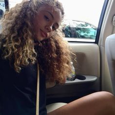 Curly Girl, Natural Curls, Aesthetic Hair, Instagram Foto, Pretty Face, Pretty Hairstyles, Hair Looks, Hair Goals