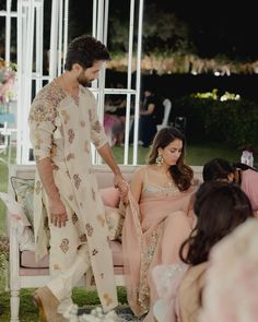 Shahid Kapoor Wedding, Indian Engagement Outfit, Shahid Kapoor And Mira Rajput, Mira Kapoor, भारतीय दुल्हन संबंधी, Indian Engagement, Designer Sarees Wedding, Mira Rajput, Sidharth Malhotra