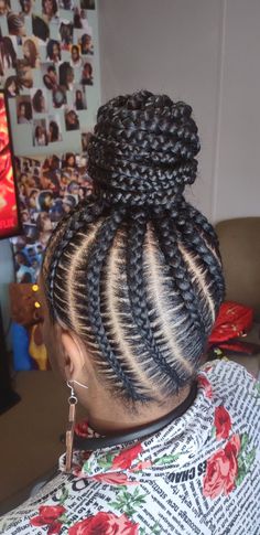 Curved feed in stitched braids bun Feed In Braid Bun, Feed In Bun, Quick Feed In Braid Styles, Feed In Braids Into Low Bun, Stitched Braids, Feed In Braids Bun, Braids Bun, Cornrow Ponytail, Braid Bun