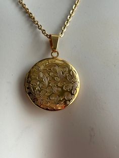 Round gold locket Chain is gold plated.  Locket is gold plated brass. Chain and pendant are different gold colours. Quantity one See pictures, great condition, wearable. Sold as is no returns. 18 inches For more lockets: Www.Etsy.com/shop/Ashley3535 Locket Chain, Gold Locket Necklace, Chain And Pendant, Round Pendant Necklace, Photo Necklace, Gold Locket, Memorial Jewelry, Gold Accessories, Fashion Icon