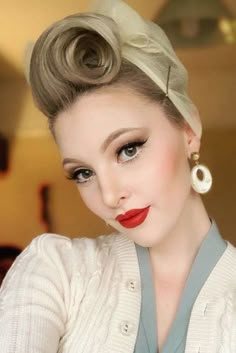 Rolls Hairstyle, Victory Roll, Vintage Updo, 1950s Hairstyles, Victory Rolls, Pin Up Vintage, Roll Hairstyle