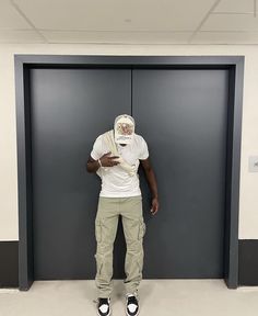 Streetwear outfit white hat sneakers shirt cargo pants Outfit Ideas Black Guy, Black Guy Fall Outfits, Black Guy Outfits Aesthetic, Black Men Street Fashion Winter, Outfits Hombre Juvenil Aesthetic, Black Guy Aesthetics Style, Black Man Flannel Outfit, Men Graduation Outfit, Formal Streetwear