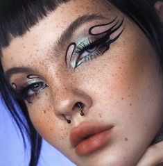 Flowy Makeup, Goth Rave Makeup, Dark Rave Makeup, Abstract Eyeshadow, School Makeup Aesthetic, Cute School Makeup, Artsy Eyeliner, Спонж Beauty Blender, Makeup Soft Glam