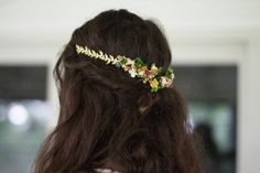 This stunning floral goddess crown is decorated with a variety of dried flowers, along with 14k gold/ rose gold/ silver plated leaves and pearls decorating the side, all wrapped around a flexible yet durable headband base, so it's easy to adjust the size.You can choose if you prefer to wear it on the front of the hair or as a back crown.Wear it for your wedding, a maternity shoot, wear it for a party, a festival, or just a stroll out in the garden when the mood strikes. Does not matter what the Bridal Head Wreath, Floral Goddess, Bohemian Bridal Hair, Pearl Wedding Bands, Bridal Cuff, Goddess Crown, Floral Tiara, Boho Flower Crown, Pearl Bridal Headband