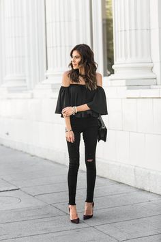 The Accessories You’ll Never Want to Take Off (Or Need To!) Ripped Jeans Outfit Winter, Hello Fashion Blog, Late Summer Outfits, Outfits Con Jeans, Look Jean, Outfits 2016, Hello Fashion, Black Ripped Jeans, All Black Outfit