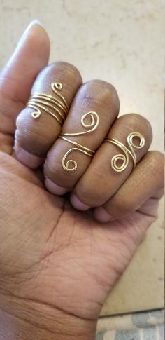 Greetings and thank you taking a look at my shop. Here you have a handmade, adjustable, light weight, thin style 3 piece midi ring set. All ringd are delicately made with top quality tarnish resistant 20 gage gold colored copper wire. Why copper? Copper is a conductor of energy and works wonders when paired with healing crystals. Copper has healing properties itself. For example,  not only is it a natural and necessary agent found in the body but it aids in mineral absorption, helps with arthrit 3 Piece Ring Set, 3 Piece Ring, Diy Wire Jewelry Rings, Dope Jewelry Accessories, Wire Jewelry Rings, Midi Ring Set, Diy Ring, Wire Jewelry Making, Wire Jewelry Designs