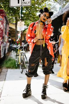 Afro Punk Outfits Black Women, Punk Pride Outfit, Afro Rock Style, Queer Rave Outfits, Queer Festival Outfit, Street Fashion Colorful, Solarpunk Outfit, Punk Outfits For Women