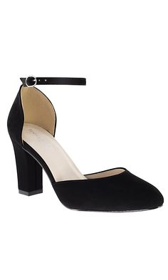 Black closed toe prom shoes with an ankle strap closure. This is Amanda in black by Touch Ups and these black shoes have a????2.5 inch heel. Closed Heels Classy, Closed Black Heels, Black Heels Closed Toe, Black Prom Shoes, Black Closed Toe Heels, Strap Up Heels, Matric Farewell, Homecoming Shoes, Prom Inspo