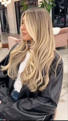 Honey Blonde Dimensional Hair, Lived In Vanilla Blonde, Blonde Hair On Dark Roots, Vanilla Almond Butter Blonde Hair, Honey Blonde With Lowlights, Honey Butter Blonde Hair, Half Head Foils Blonde, Biscuit Blonde Hair, Fall Balayage Blonde